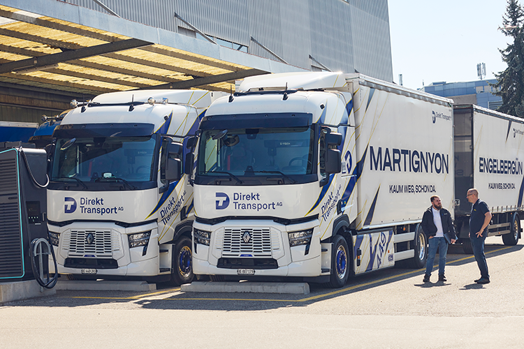2 Elektro-Lkw stehen am Depot