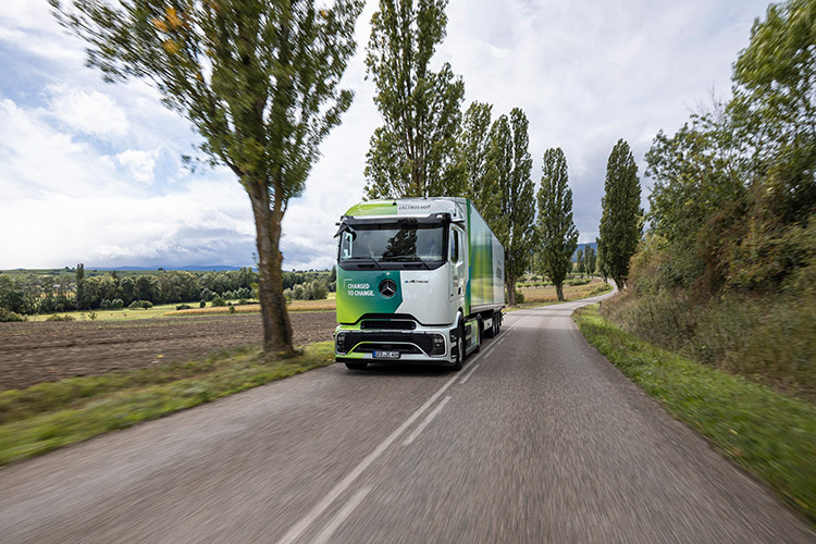 Elektro-Lkw auf Landstraße