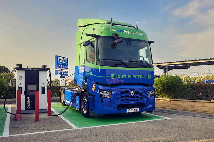 E-Lkw steht an Ladestation
