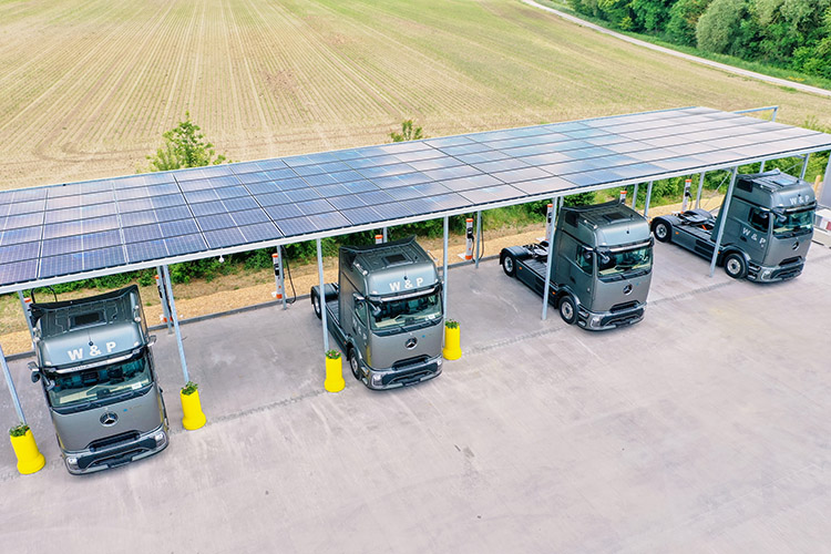 Elektro-Lkw im Depot mit PV-Anlage