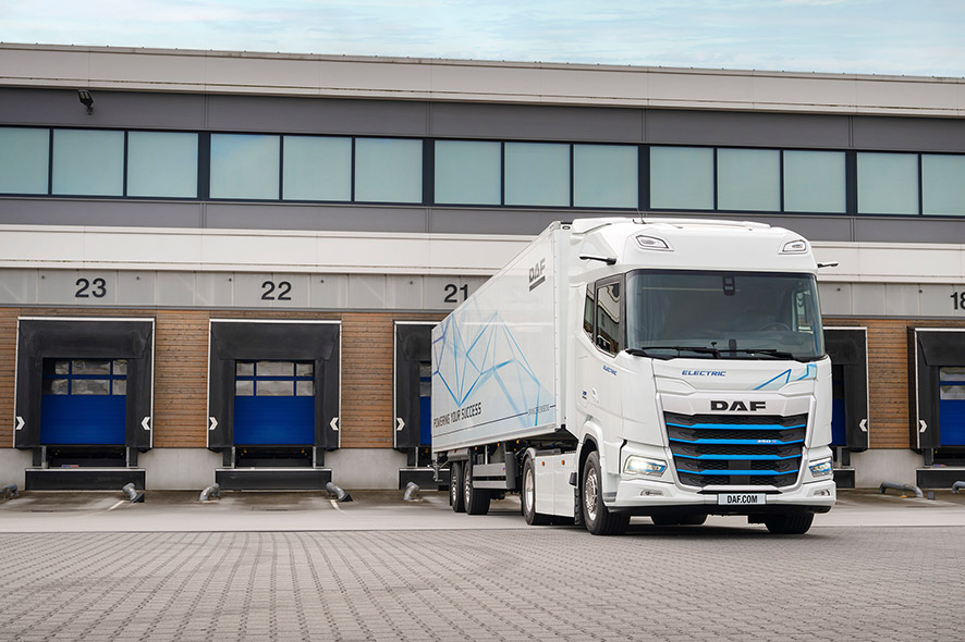 Elektrischer LKW an Laderampe