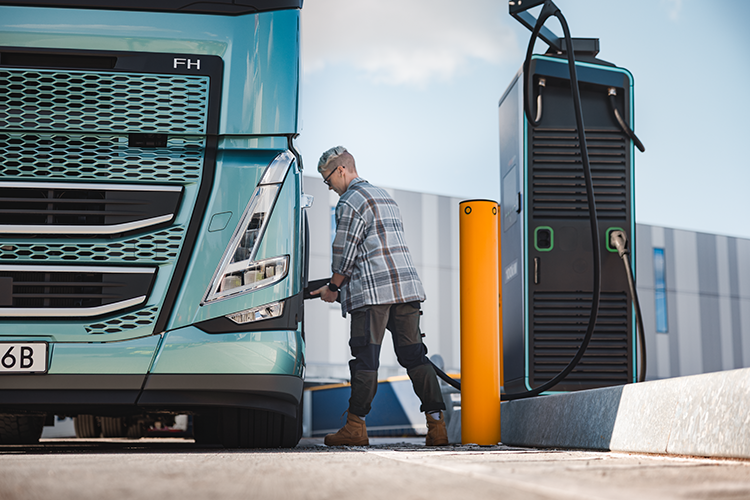 Frau lädt Elektro-Lkw