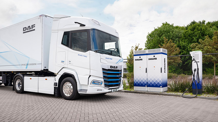 E-Lkw steht an Ladestation
