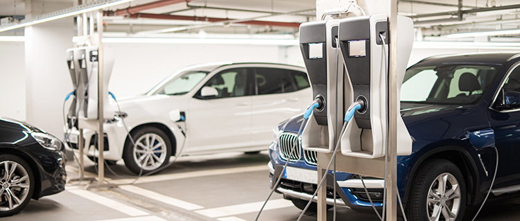 Autos in Tiefgarage mit Ladestation