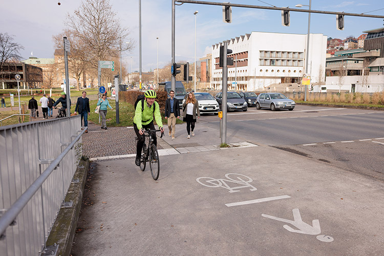 Fußgänger und Fahrradfahrer im Stadtverkehr